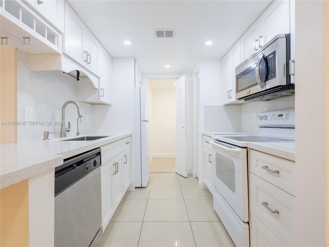 Building Photo - 9955 Westview Dr