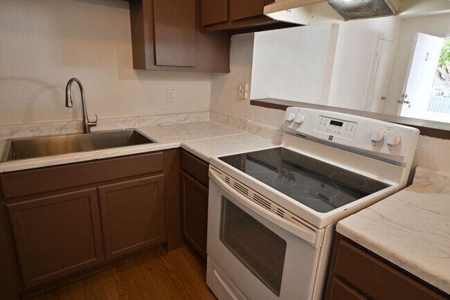 Building Photo - 2 Bedroom Apartment -Las Vegas -NO PETS -1...