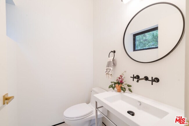 Building Photo - 611 Broadway St