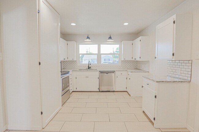 Building Photo - Pre Leasing for fall 2026! 4/2 in Medical District