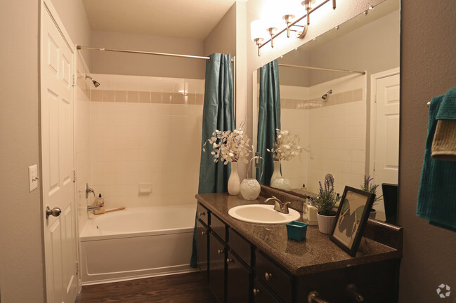 1br, 1ba_Bathroom_847 sf - Windsor Cypress