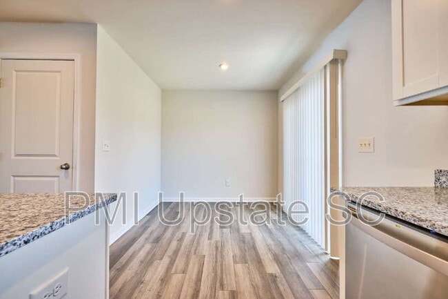 Building Photo - 111 Fernside Ct
