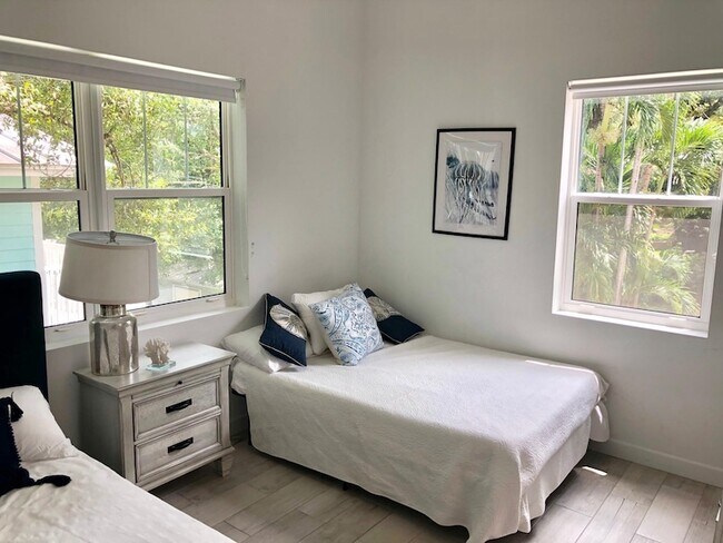 Building Photo - 2362 SW 18th Ave