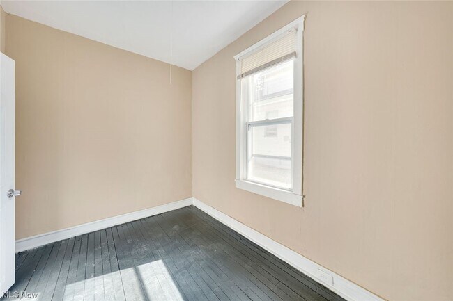 Building Photo - 7507 Batavia Ave