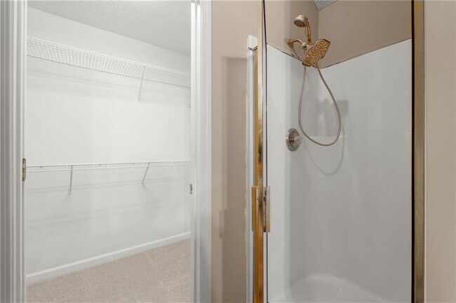 Building Photo - 16 Valleyside Dr