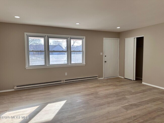 Building Photo - 403 7th St