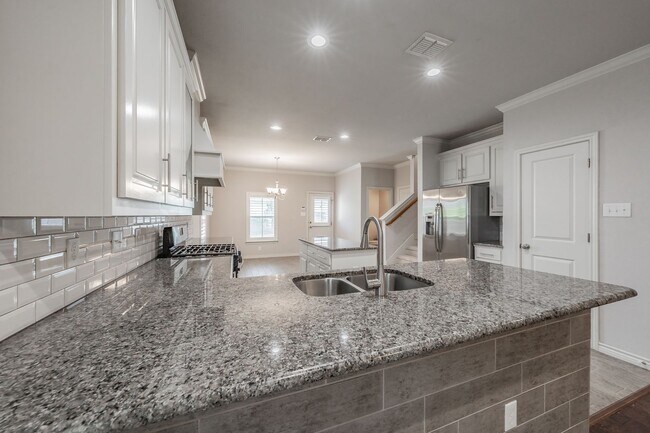 Building Photo - Charming 3-Bedroom, 2-Bathroom Townhome – ...