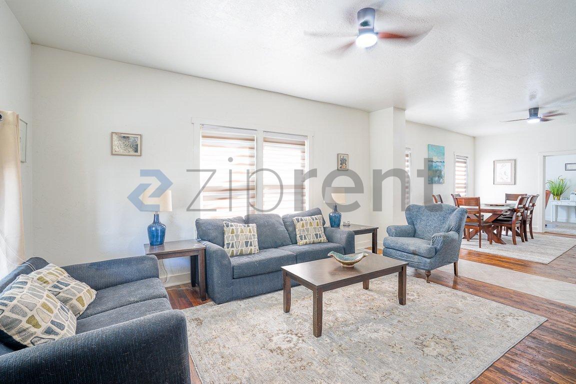 Building Photo - Unit A