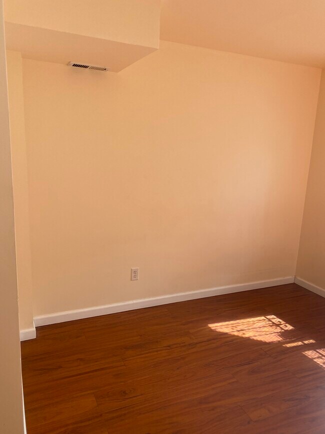 Room 1 - 372 Cambridge St