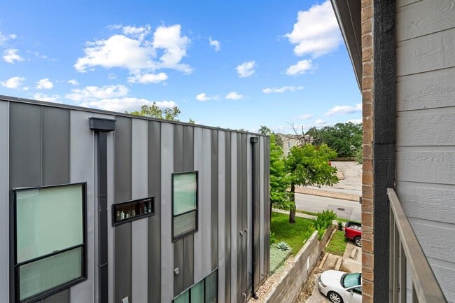 Building Photo - 203 E 31st St