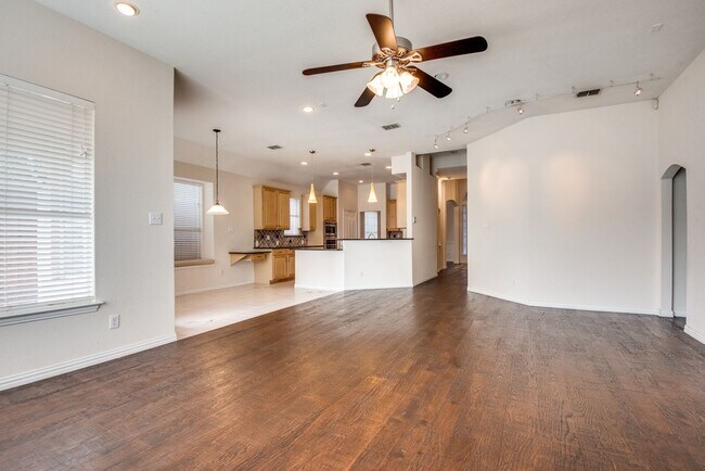Building Photo - Spacious & Elegant Living in the Heart of Coppell