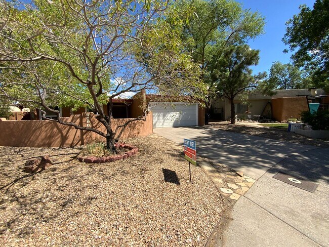 Building Photo - 3 Bedroom Single Story Home Available Near...