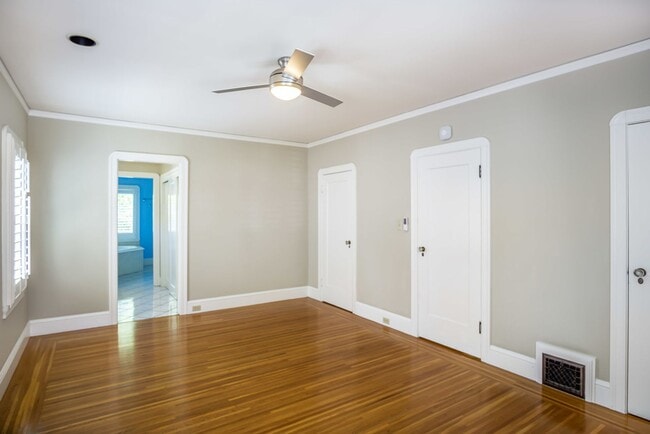 Building Photo - 1809 Versailles Ave