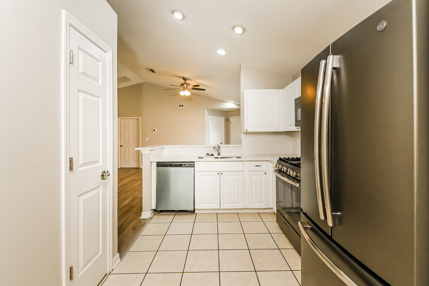 Building Photo - 6127 Skylarkcrest Dr