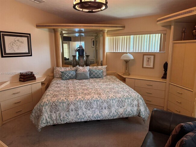 Building Photo - 705 SE 3rd Ln