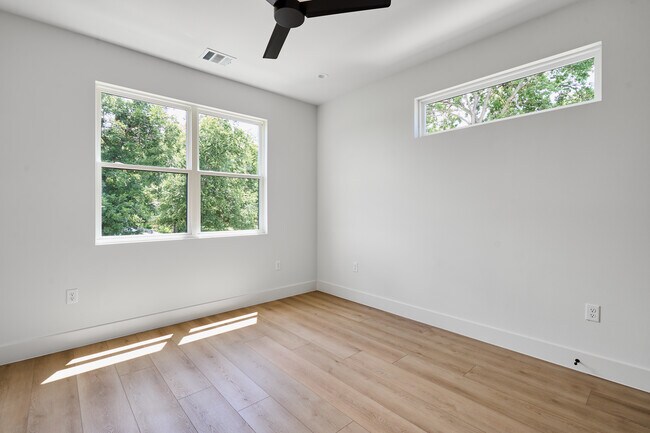 Building Photo - 412 Hackberry Ln