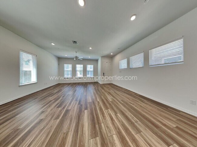 Building Photo - 6209 Queen's Path