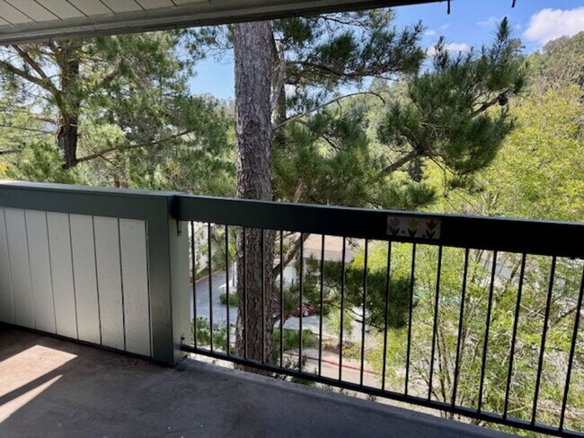 Building Photo - Spacious Two story 2 bedroom, 2 bath Condo. Move-In ready!!