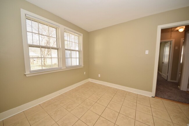 Building Photo - Cute 2 bed, 1 bath home in the High Point ...