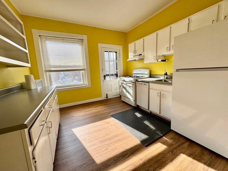 Building Photo - 378 Riverway