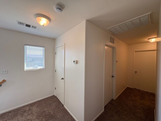 Building Photo - Beautiful home Ready to move in.