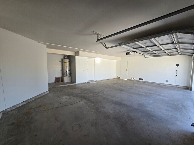 Building Photo - 1602 W Ave H4