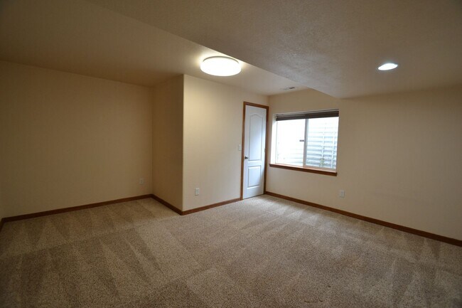Building Photo - 7492 Amberly Dr