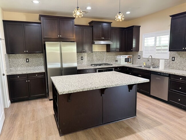 Building Photo - Large beautiful Home in the city of Ontario