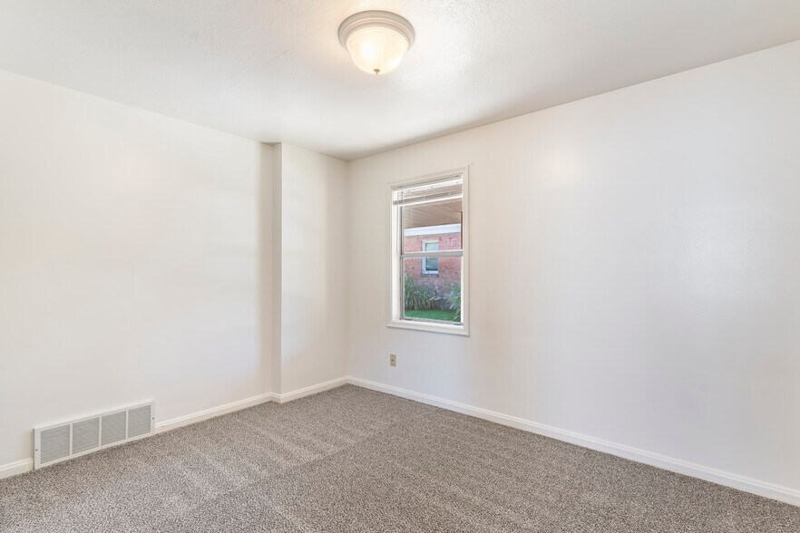 Building Photo - 3371 Quincy Ave