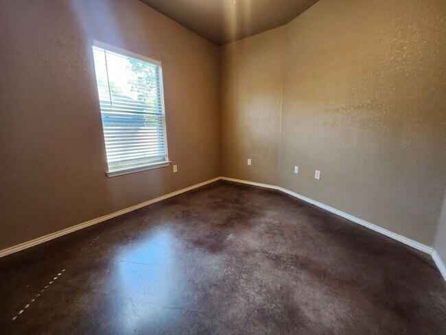 Building Photo - 3/2/1 Duplex w/ Stained Concrete Floors Th...