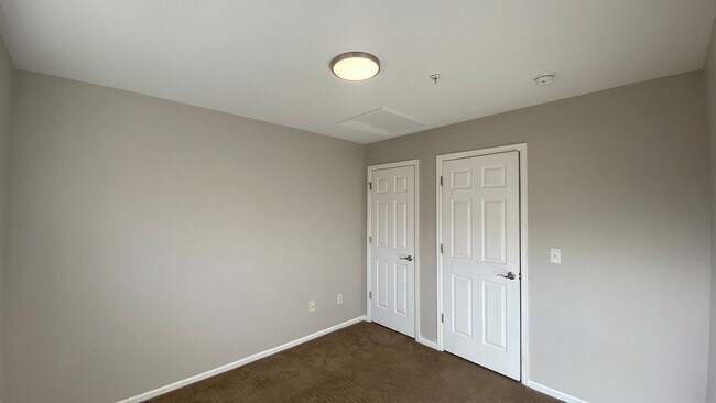 Building Photo - 2 Bedroom 2 1/2 Bathroom Brighton Condo