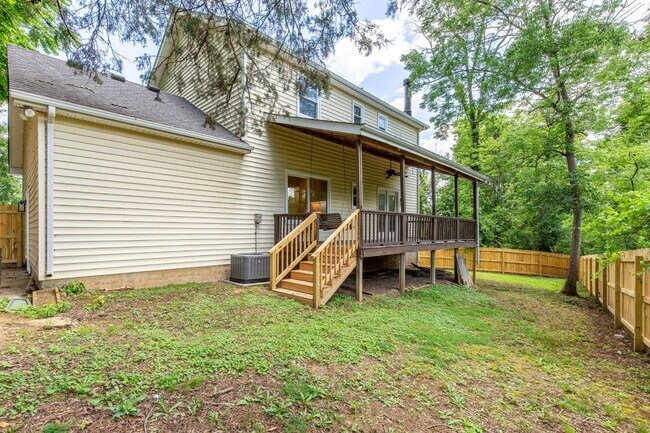 Building Photo - Charming Cul-de-Sac Home with Porch Swing & Wooded Views – 15 Mins from Nashville!