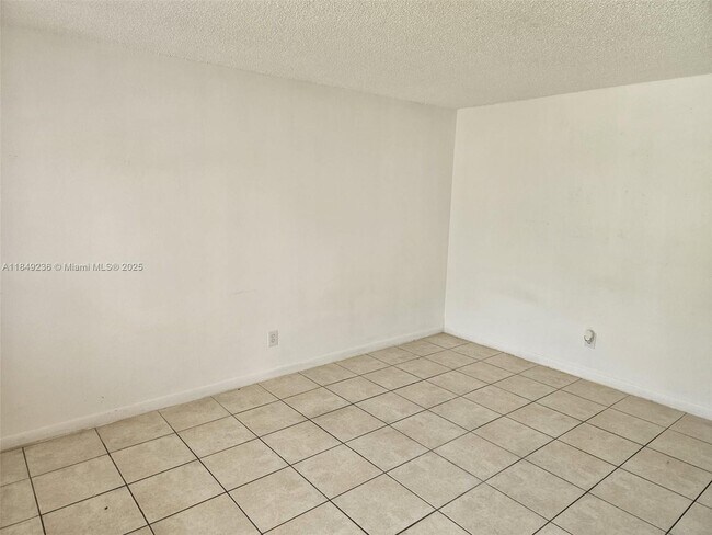 Building Photo - 1755 NE 116th Rd