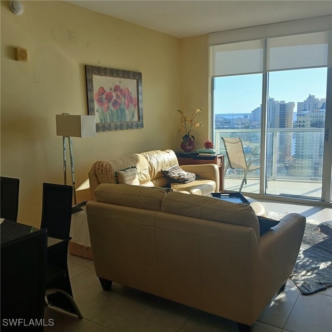 Building Photo - 3000 Oasis Grand Blvd