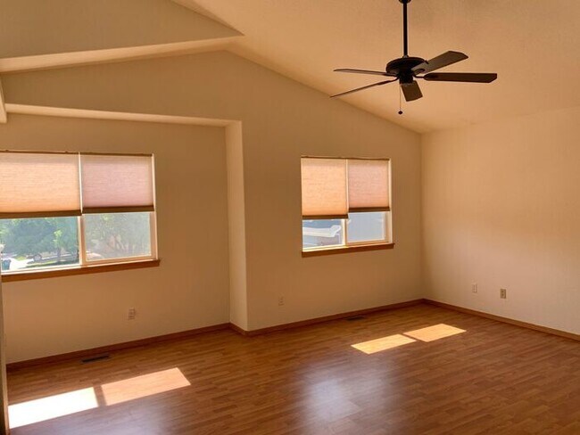 Building Photo - Gorgeous 5 Bedroom 3.5 Bath House with 3 c...