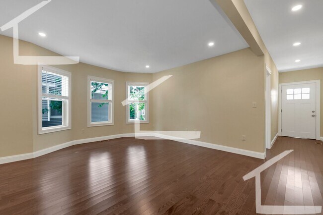 Building Photo - Huge 5 bed in Medford