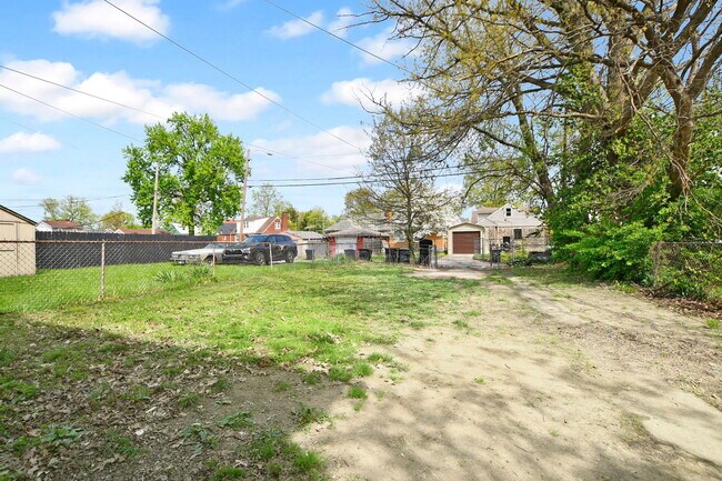 Building Photo - 627 S 38th St