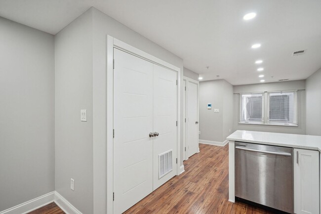 Building Photo - Available Now! 2 Bed 1 Bath Near Howard!