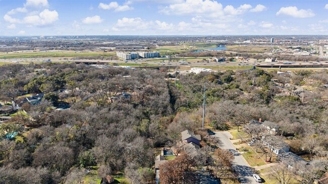 Building Photo - 2100 Daisy Ln