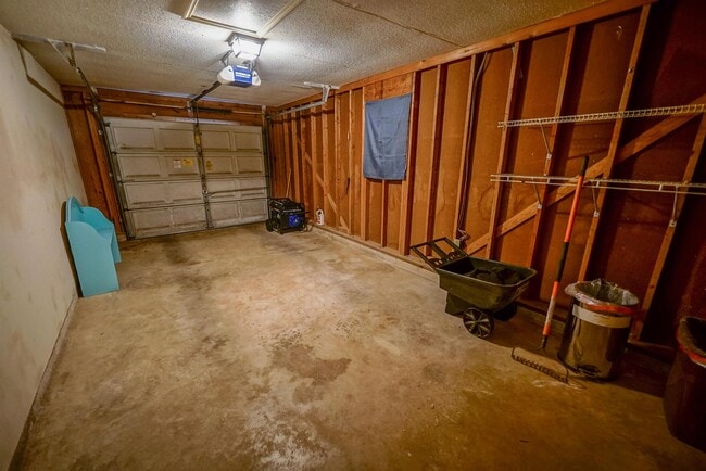 Building Photo - 910 Alliegood Ct