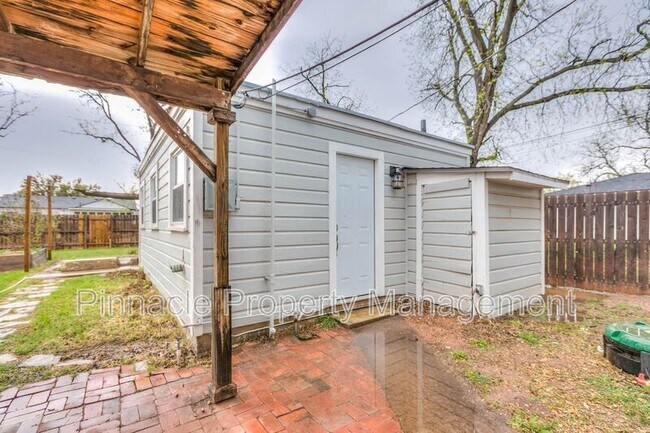 Building Photo - 2205 Live Oak St