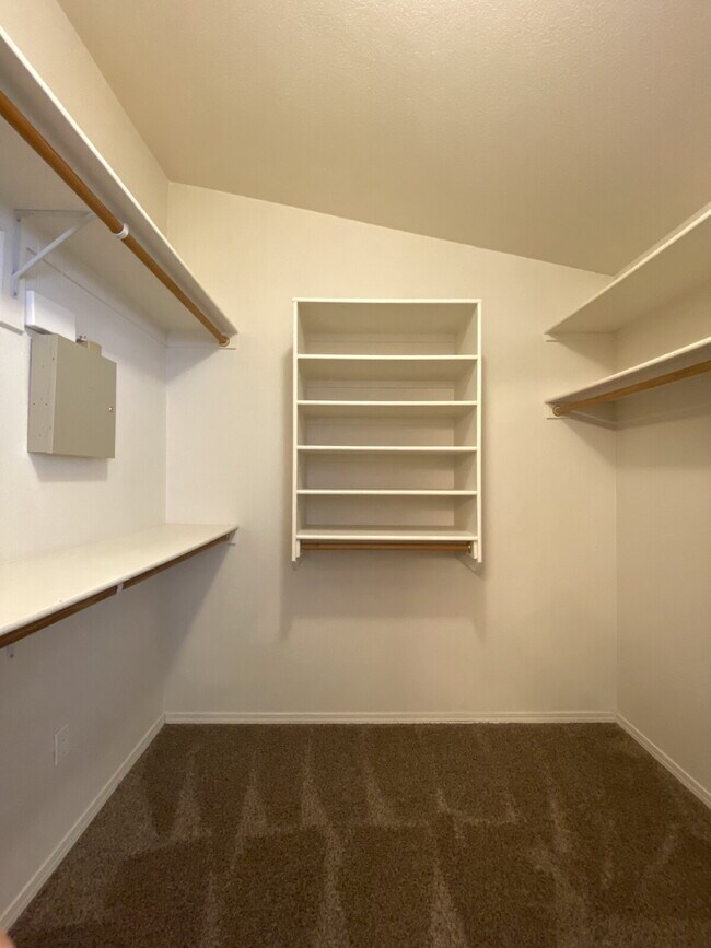 Building Photo - GATED COMMUNITY - 3 Bedroom w/Loft