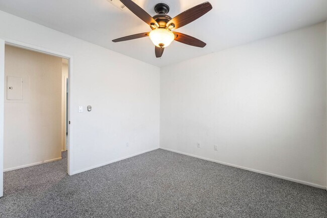 Building Photo - Immaculate two story townhome style condo ...