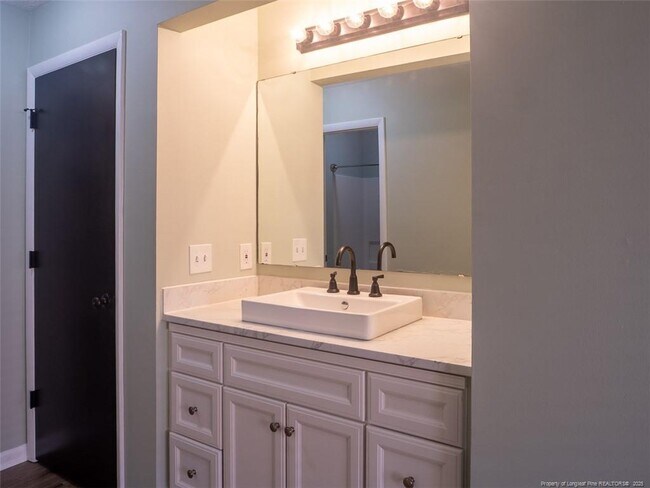 Building Photo - 667 Bartons Landing Pl