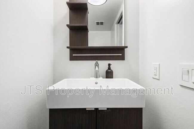Building Photo - 9 Derow Ct
