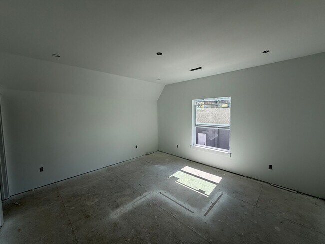 Building Photo - 904 N Sang Ave