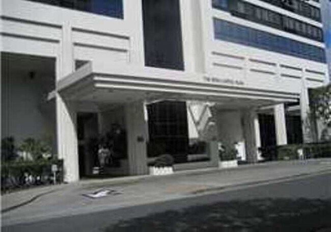 Building Photo - Royal Capitol Plaza 1 bedroom unit