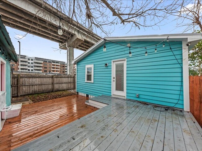 Building Photo - 2 Bedroom, 2 Bath Home with ADU Downtown Charleston!