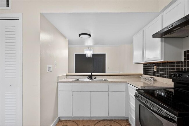 Building Photo - 6071 Regent Manor