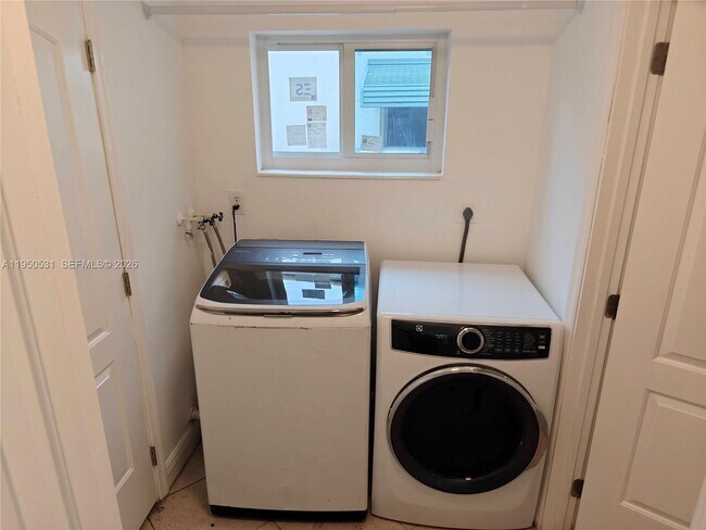 Building Photo - 1812 N 40th Ave